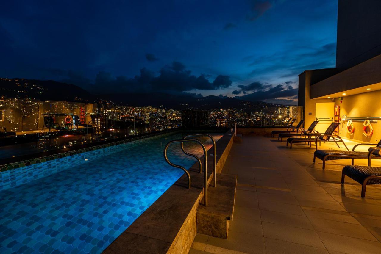 Hotel York Luxury Suites Medellin By Preferred Экстерьер фото Rooftop pool at the Hotel