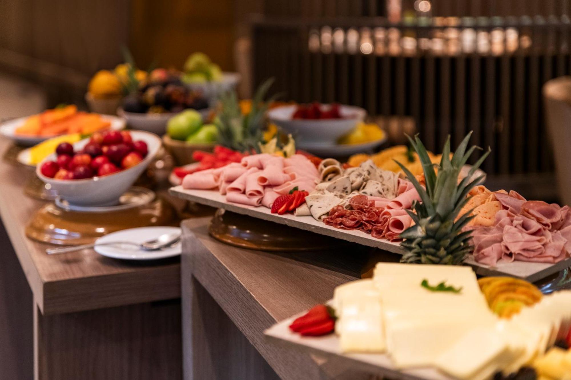 Hotel York Luxury Suites Medellin By Preferred Экстерьер фото A buffet at a hotel