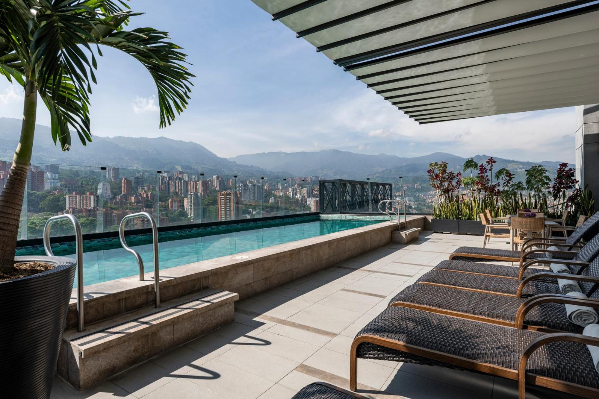 Hotel York Luxury Suites Medellin By Preferred Экстерьер фото Rooftop pool